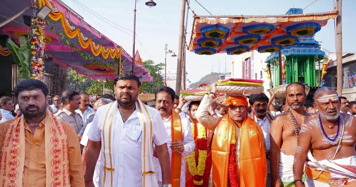 TTD ने श्रीकालहस्ती मंदिर को रेशमी वस्त्र अर्पित किए