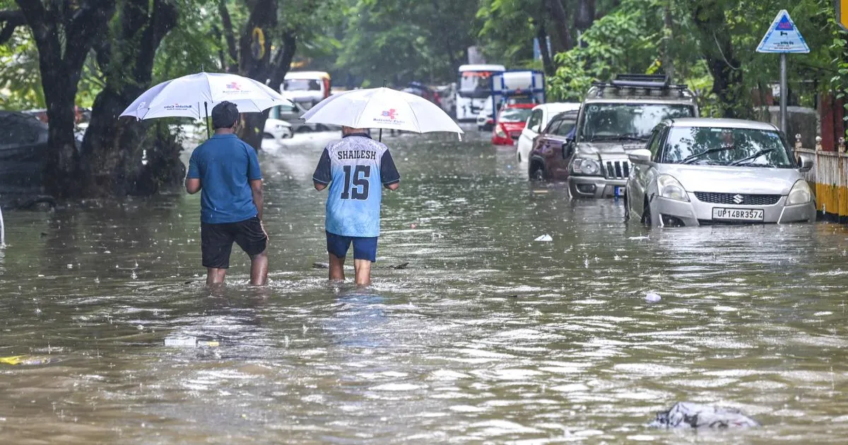 महाराष्ट्र में भारी बारिश: कोंकण व मुंबई में अचानक बाढ़ का खतरा