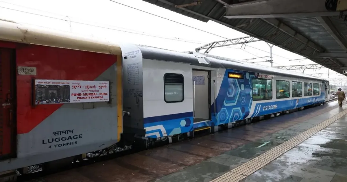 भारी बारिश से मुंबई–पुणे रेल सेवा ठप, करजत-लोनावला भोर घाट में भूस्खलन से कई ट्रेनें रद्द