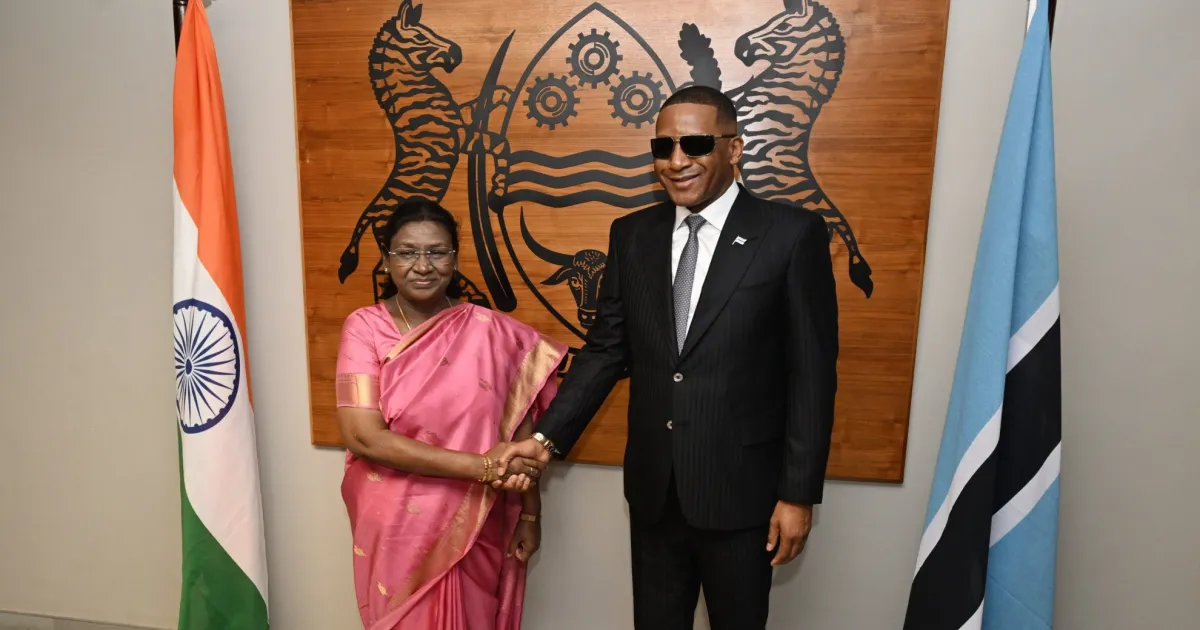 राष्ट्रपति द्रौपदी मुर्मु ने गाबोरोन में बोत्सवाना के राष्ट्रपति डूमा बोकॉ से की द्विपक्षीय वार्ता