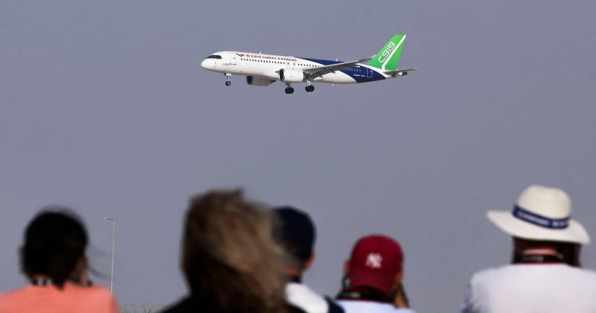 दुबई एयरशो में चीन के स्वदेशी यात्री विमान की पहली वैश्विक उड़ान प्रस्तुति