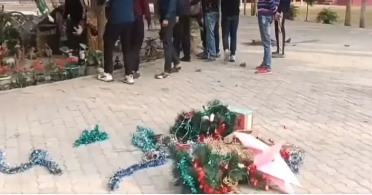 असम में क्रिसमस विरोध: वीएचपी कार्यकर्ताओं ने स्कूल में तोड़फोड़ की, दुकानों में सामान जलाया