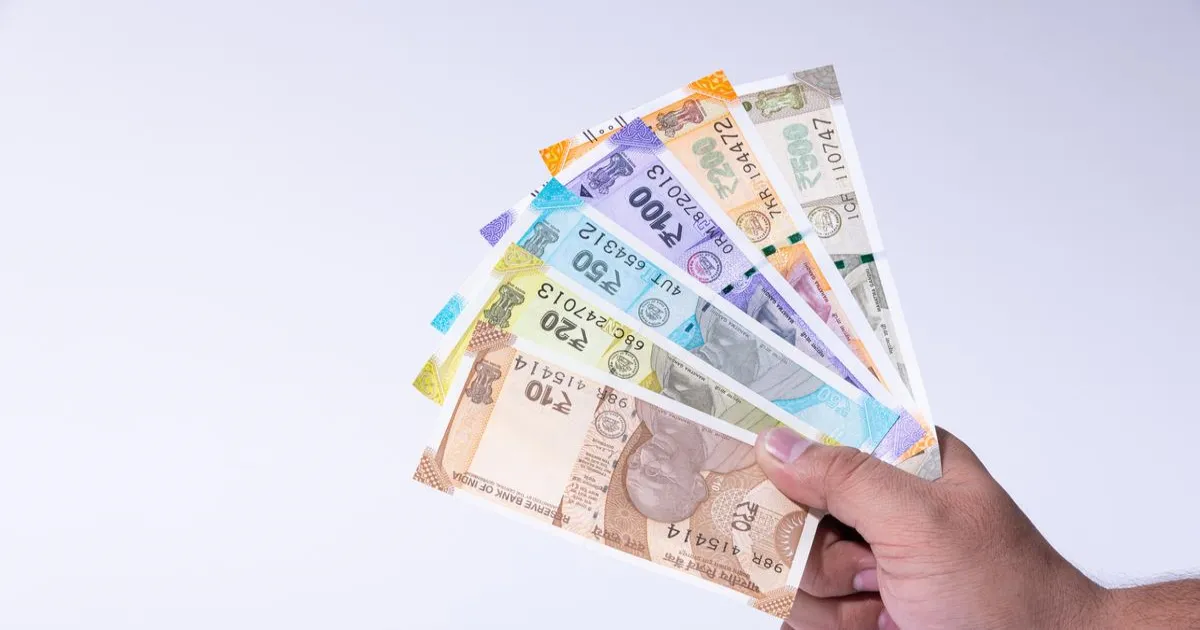 निचले स्तर से उभरा रुपया, डॉलर के मुकाबले 9 पैसे मजबूत होकर 91.90 पर पहुंचा