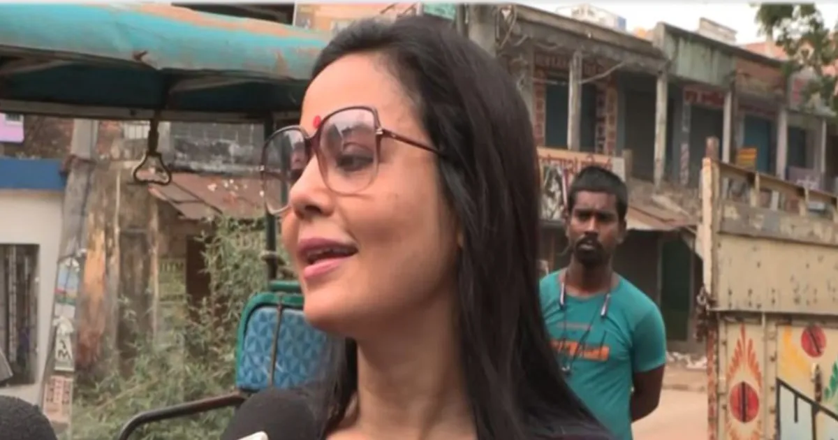 लोकतंत्र बचाने की लड़ाई: महुआ मोइत्रा ने नादिया में वोट डाला, बंगाल में दूसरे चरण का मतदान शुरू