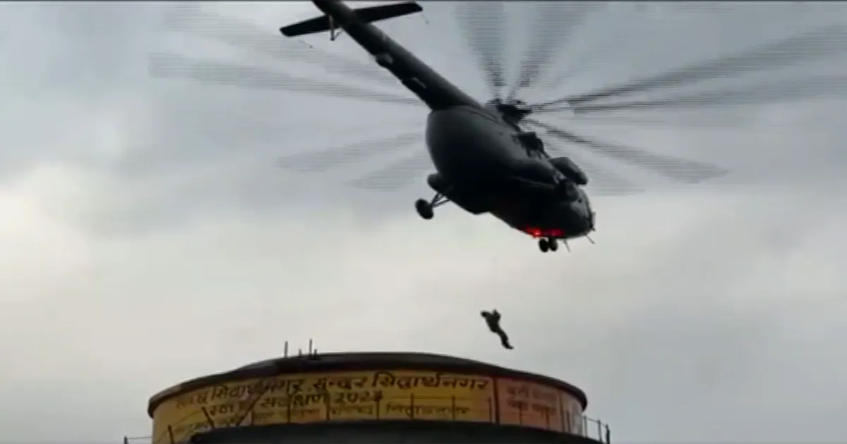 उत्तर प्रदेश: गोरखपुर में पानी की टंकी पर फंसे दो बच्चों को भारतीय वायुसेना ने बचाया