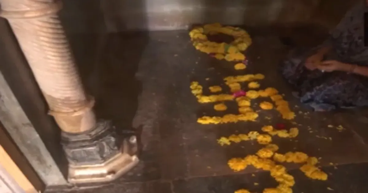 हाई कोर्ट के फैसले के बाद भोजशाला में देवी सरस्वती की पूजा करने पहुंचे भक्त