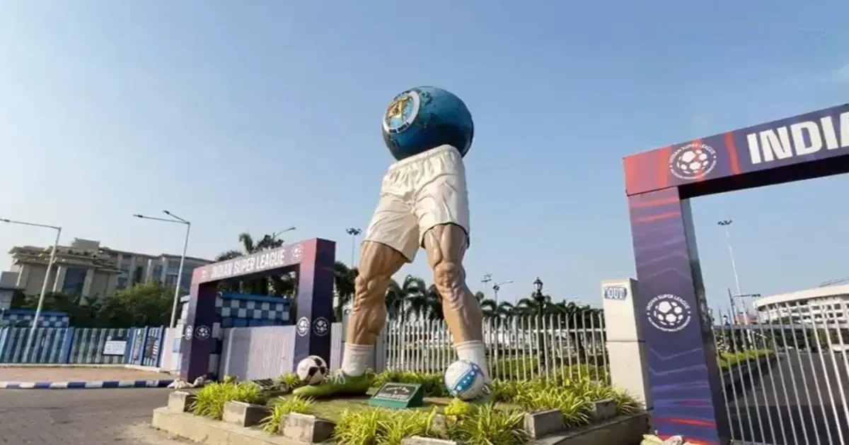 सुवेंदु सरकार ने सॉल्ट लेक स्टेडियम से ममता बनर्जी द्वारा डिजाइन किए गए फुटबॉल मूर्ति को हटाने का आदेश दिया