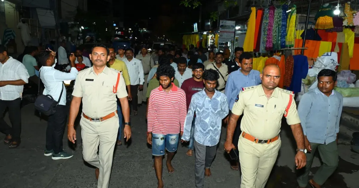 आंध्र प्रदेश के कुरनूल में RCB जीत जश्न के दौरान तोड़फोड़, 18 लोग गिरफ्तार, सड़क पर निकाला गया जुलूस