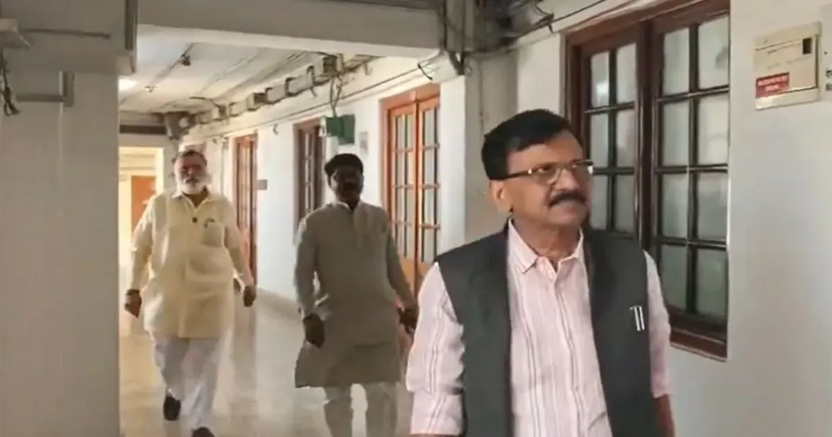 शिवसेना-यूबीटी में फिर टूट के संकेत, छह सांसदों की गैरहाजिरी से सियासी संकट गहराया