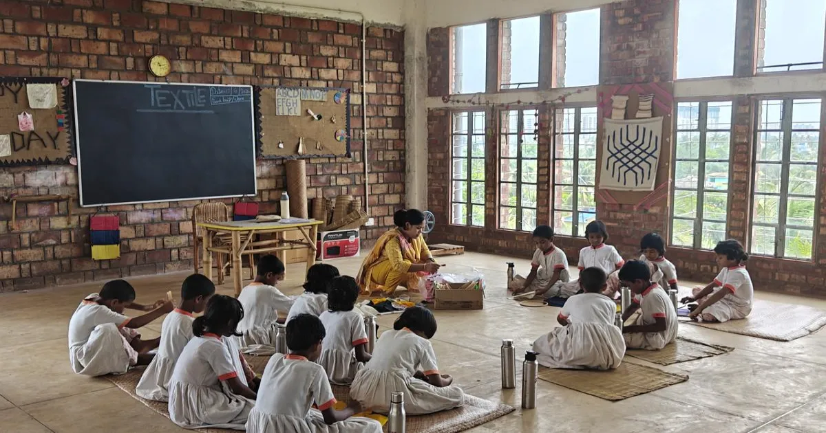 पुस्तकों से आगे शिक्षा: कोलकाता के स्कूल में ग्रामीण बालिकाओं को आत्मनिर्भर भविष्य के लिए तैयार किया जा रहा है