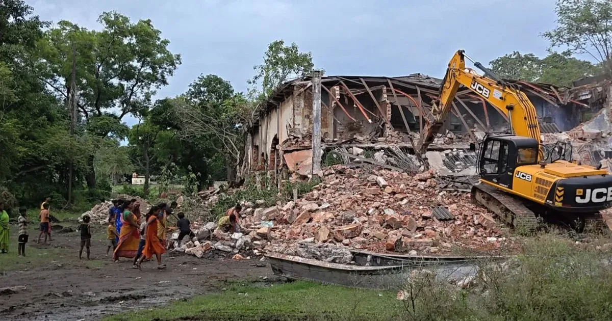 बर्नपुर में 60 साल पुराना ऐतिहासिक सिनेमा हॉल ध्वस्त, अतिक्रमण हटाओ अभियान के तहत कार्रवाई