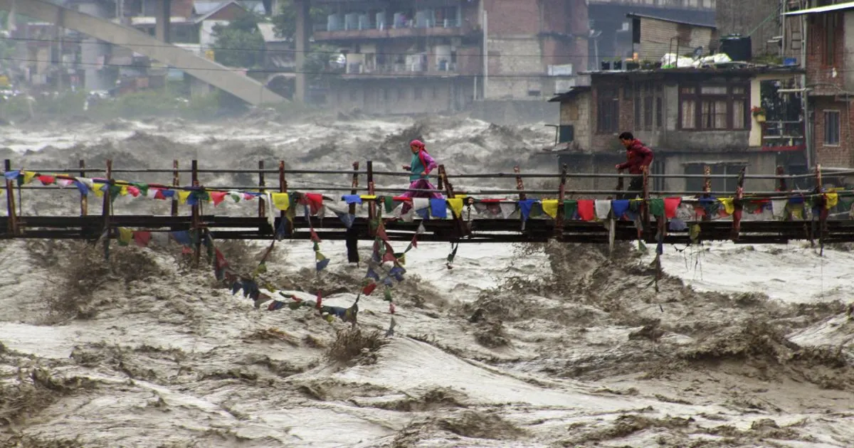 हिमाचल में भारी बारिश से 524 सड़कें बाधित, 1230 बिजली ट्रांसफार्मर प्रभावित