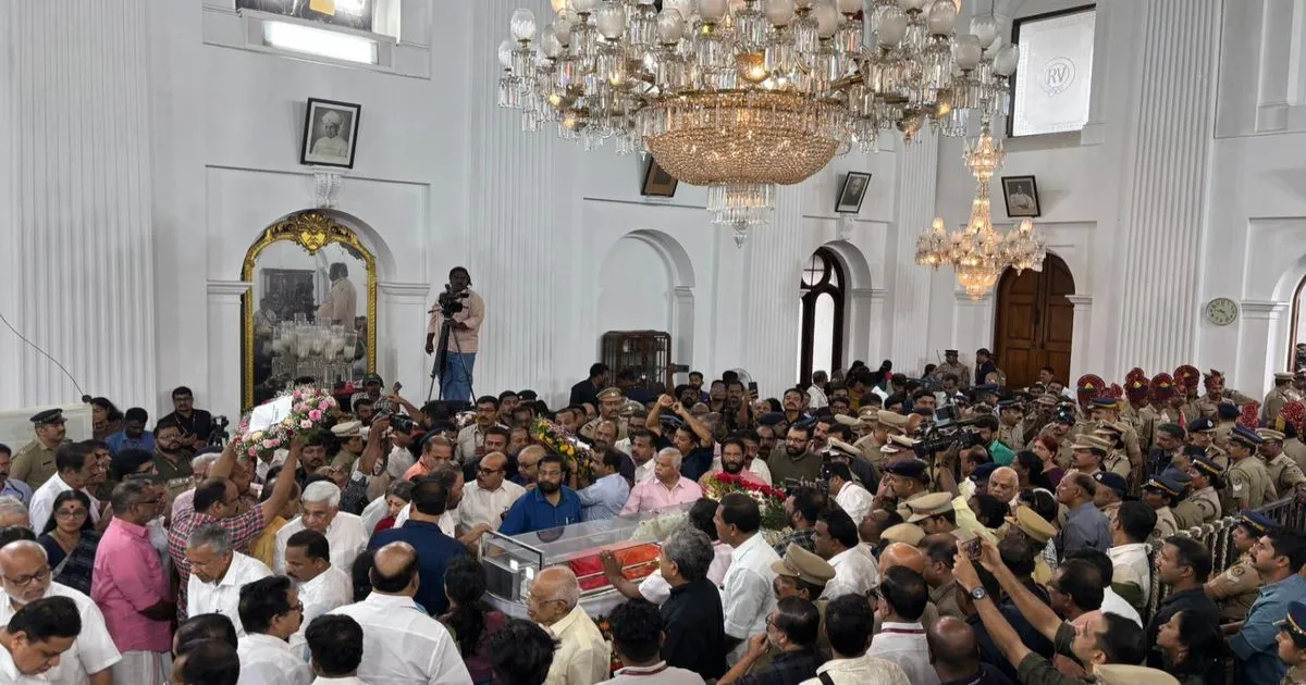 वी.एस. अच्युतानंदन का पार्थिव शरीर अंतिम दर्शन के लिए सचिवालय के दरबार हॉल में रखा गया