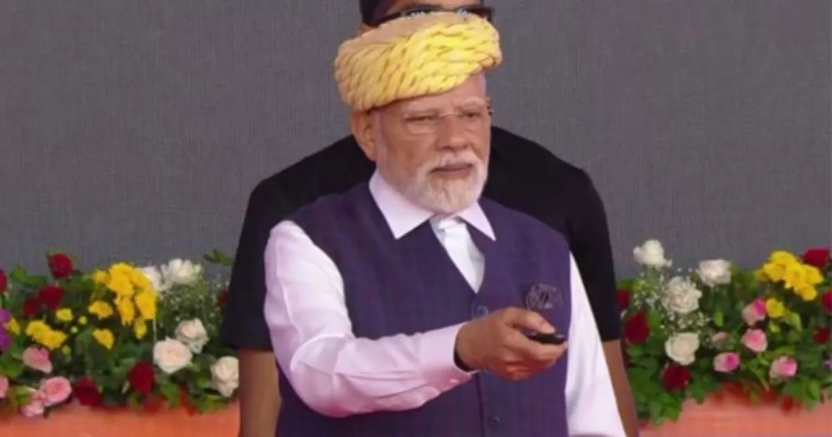 गुजरात में पीएम मोदी ने 34,200 करोड़ की परियोजनाओं का किया उद्घाटन, शिपिंग सेक्टर में आत्मनिर्भरता पर जोर