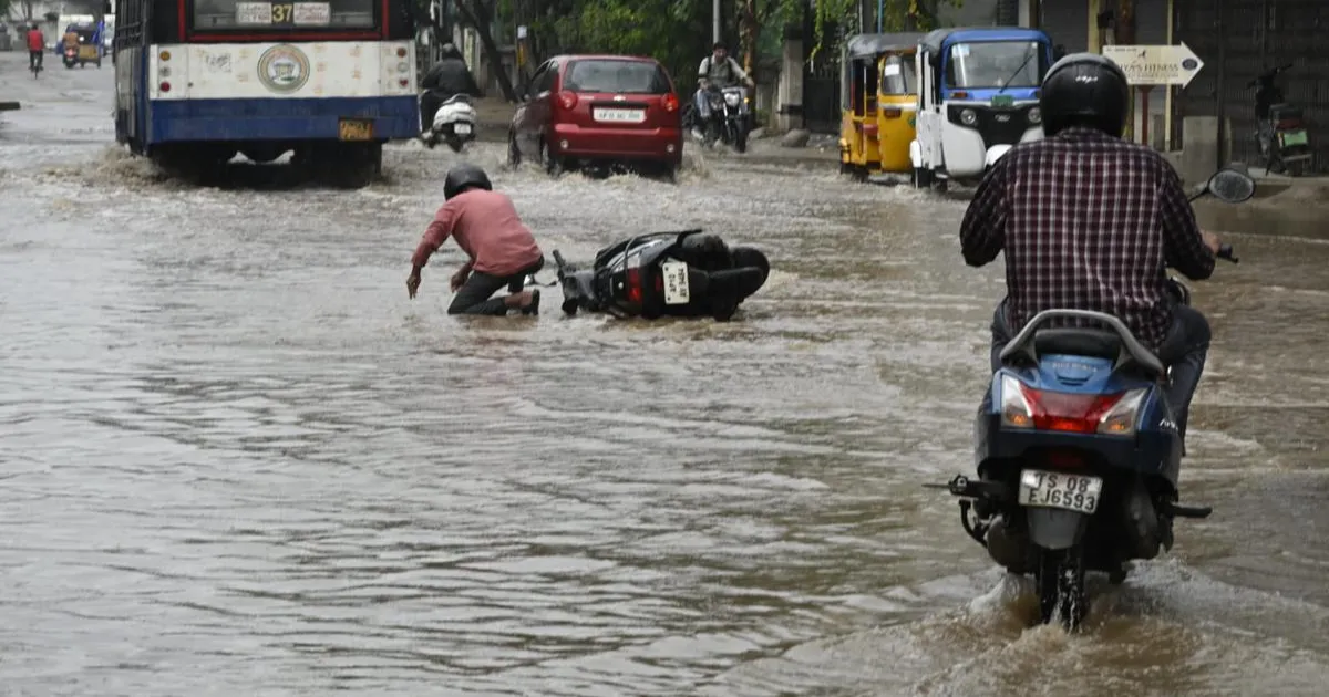हैदराबाद में भारी बारिश से बाढ़, कुछ क्षेत्रों में आधे घंटे में 40 मिमी से अधिक वर्षा