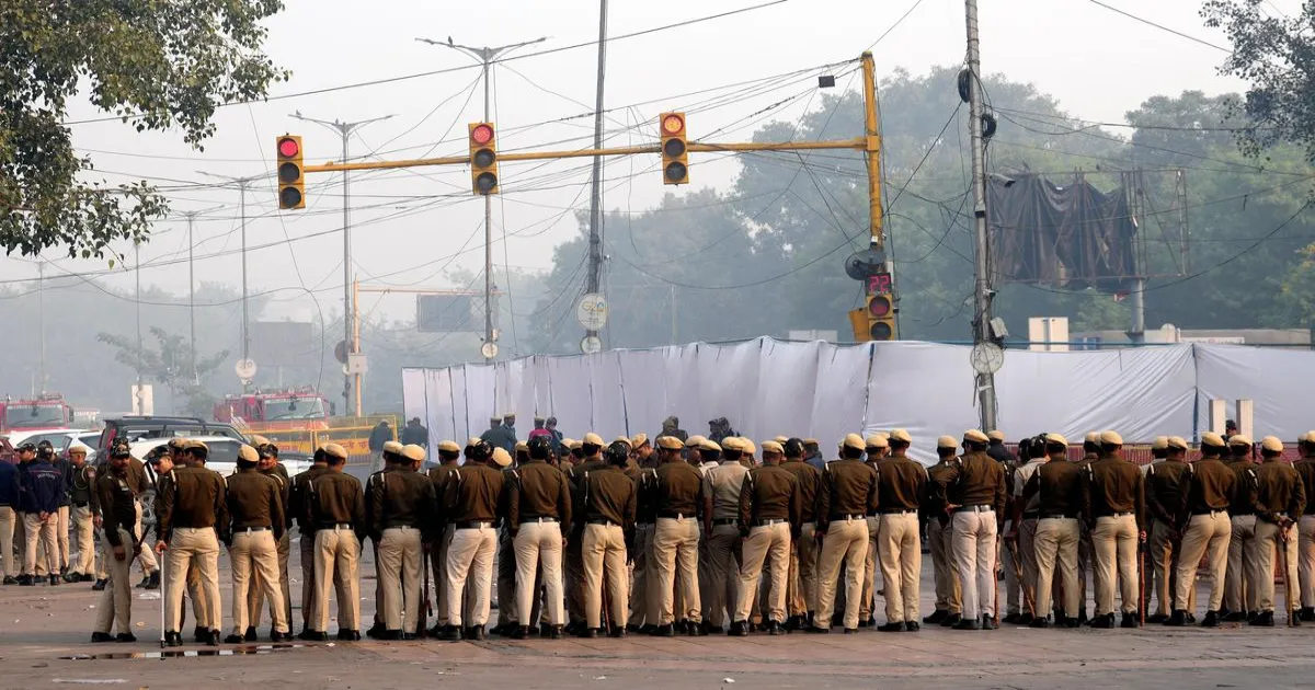 लाल किले के पास धमाका: पुलवामा के डॉक्टर उमर की पहचान की आशंका, मौतों का आंकड़ा 13 तक पहुँचा
