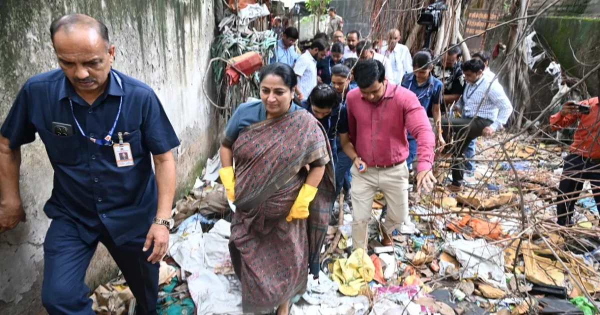 दिल्ली की संजय बस्ती में ‘कूड़े से आज़ादी’ अभियान से जुड़ीं मुख्यमंत्री रेखा गुप्ता