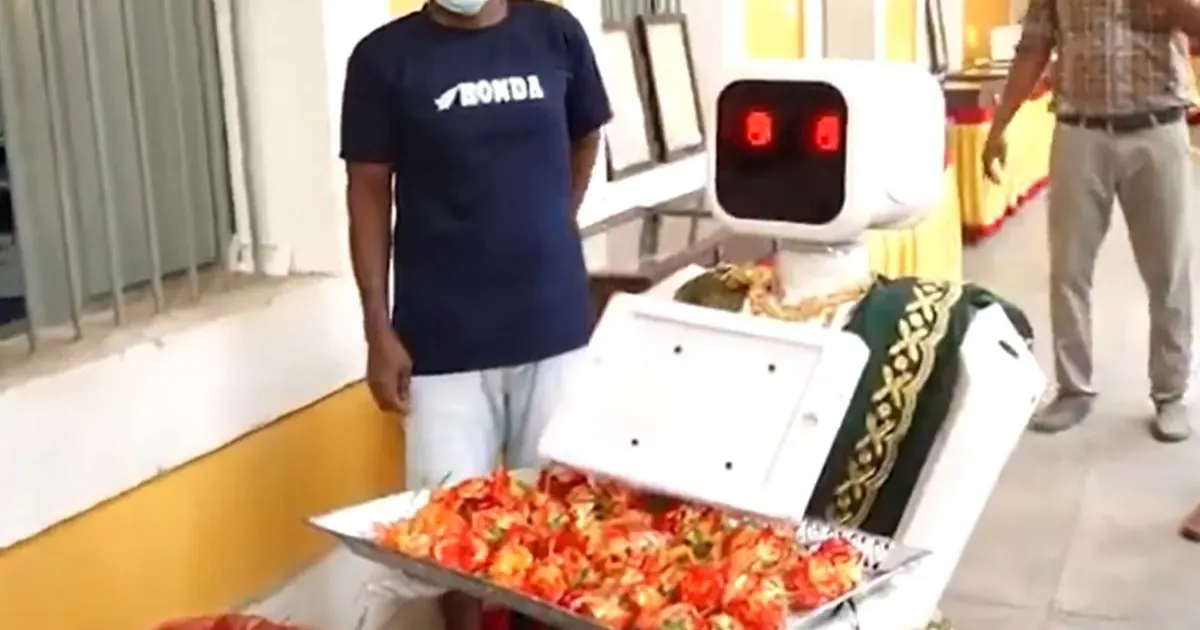 पुदुचेरी चुनाव 2026: मतदान केंद्र पर नीला रोबोट ने मतदाताओं का स्वागत किया