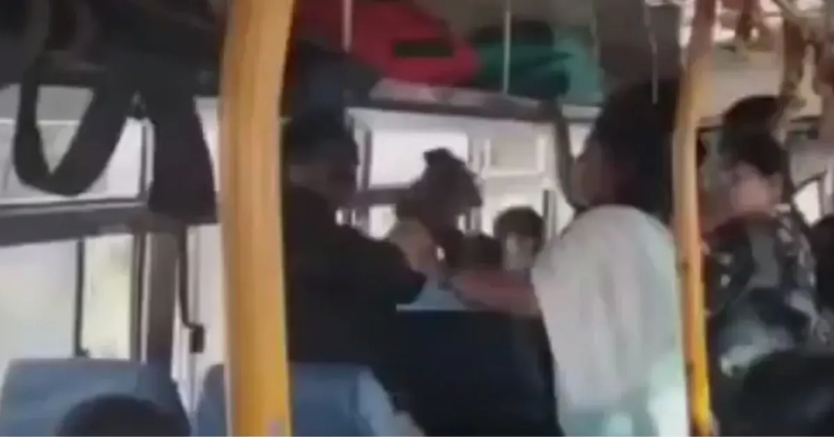 कर्नाटक में बस के अंदर महिला ने छेड़छाड़ के आरोप में बुजुर्ग को पीटा, वीडियो सोशल मीडिया पर वायरल