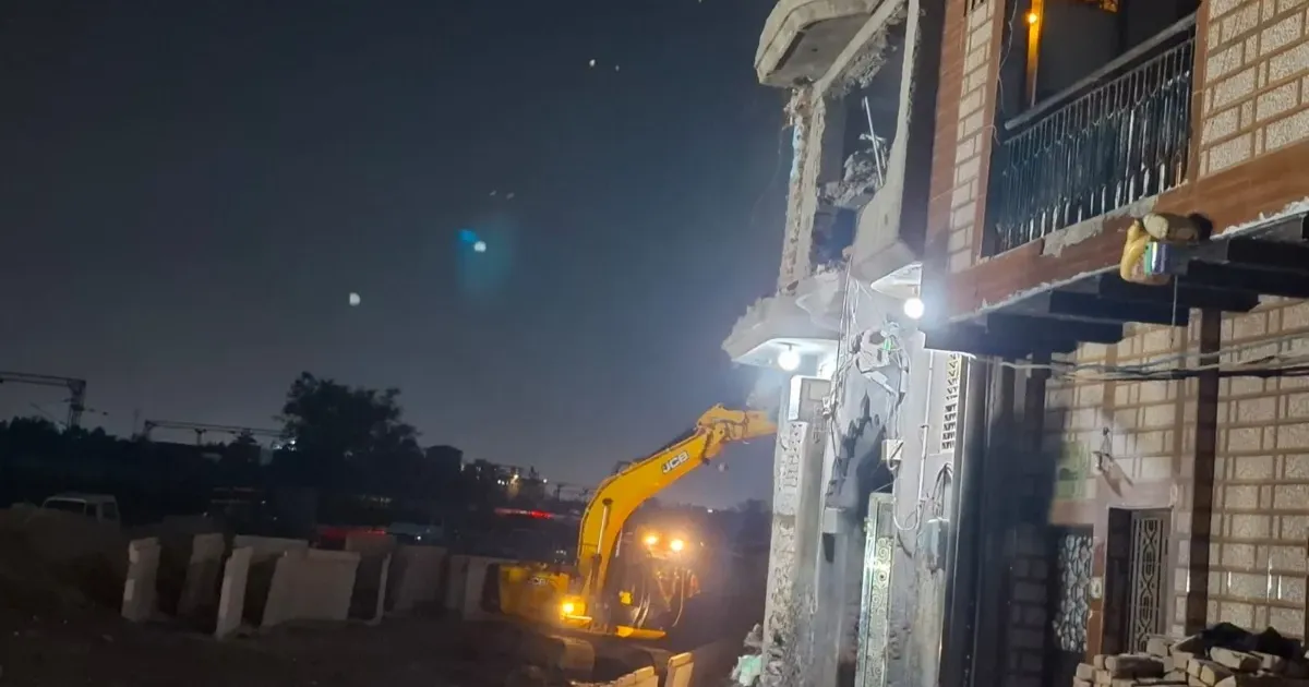 दिल्ली के शालीमार बाग में आधी रात बुलडोजर कार्रवाई, मदीना मस्जिद का हिस्सा गिराने पर विवाद