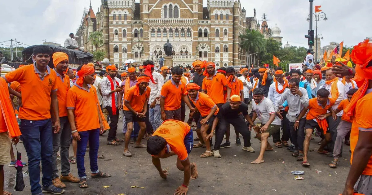 मराठा आरक्षण आंदोलन: मुंबई पुलिस ने मनोज जरांगे को नोटिस जारी कर आज़ाद मैदान खाली करने को कहा