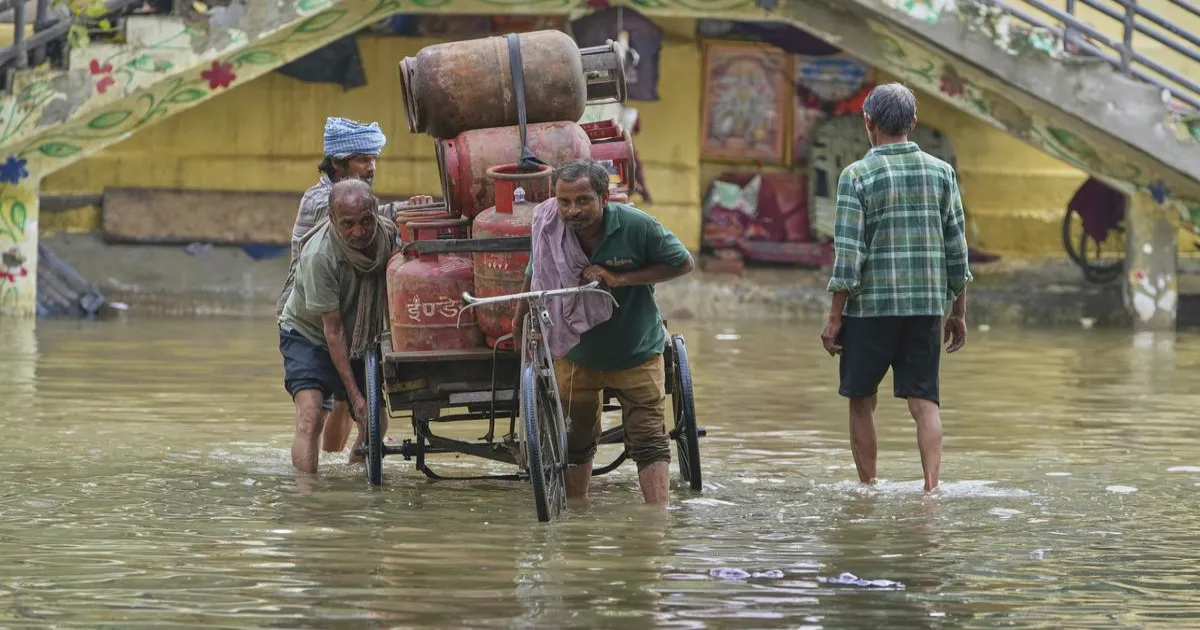 भारत में बारिश का कहर: यमुना खतरे के निशान से ऊपर, उत्तरकाशी के नौगांव में बादल फटा