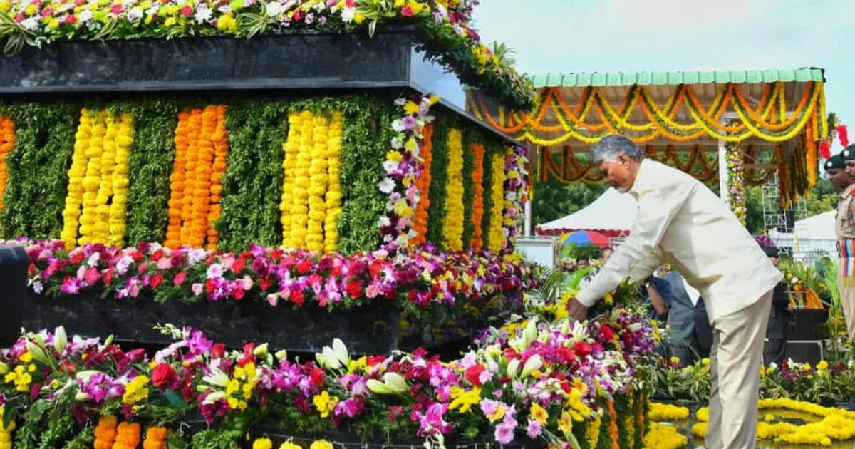 शहीद पुलिस कर्मियों को नायडू ने दी श्रद्धांजलि, कानून-व्यवस्था बनाए रखने के लिए पूर्ण सहयोग का आश्वासन