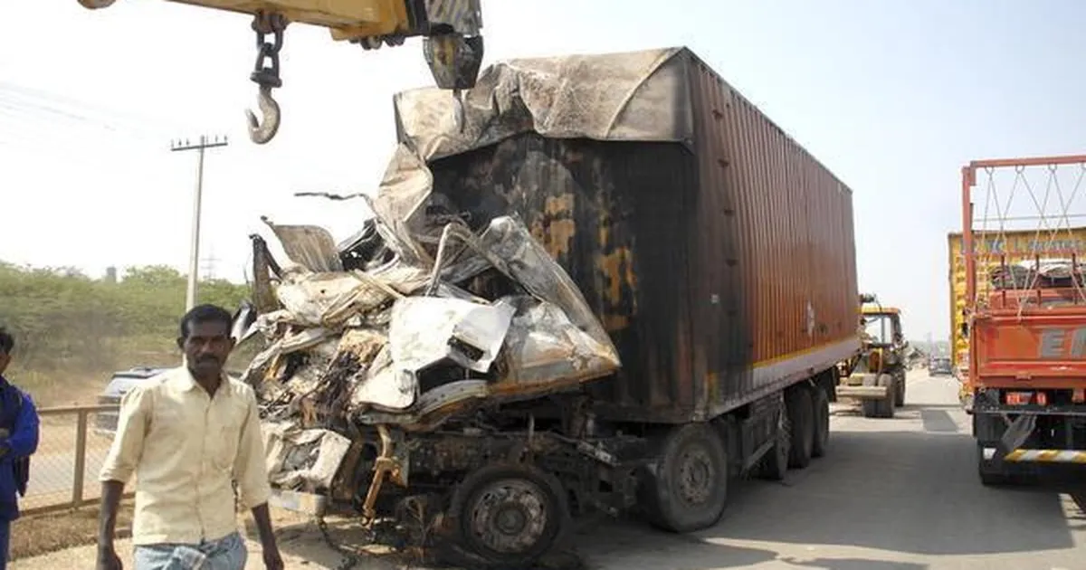 चित्रदुर्गा हादसा: स्लीपर बस चालक की मौत, मृतकों की संख्या बढ़कर सात