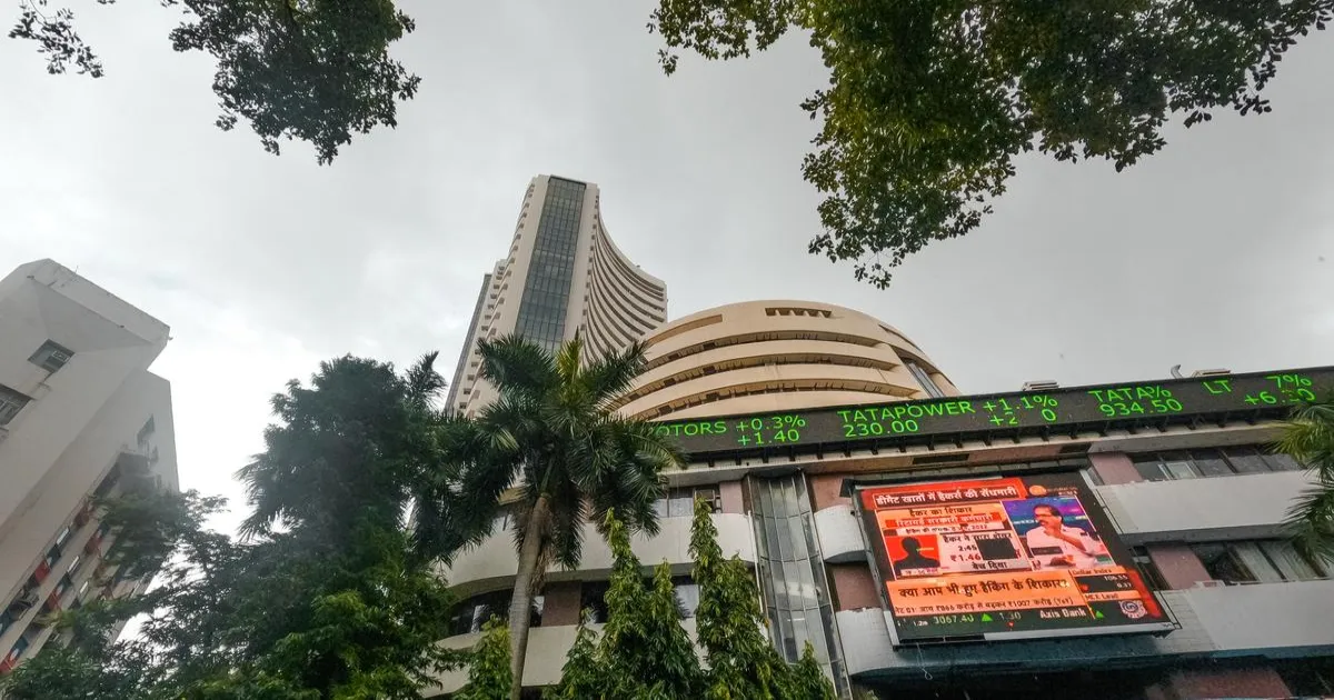 विदेशी पूंजी निकासी और टैरिफ आशंकाओं से शेयर बाजार में गिरावट, सेंसेक्स-निफ्टी कमजोर