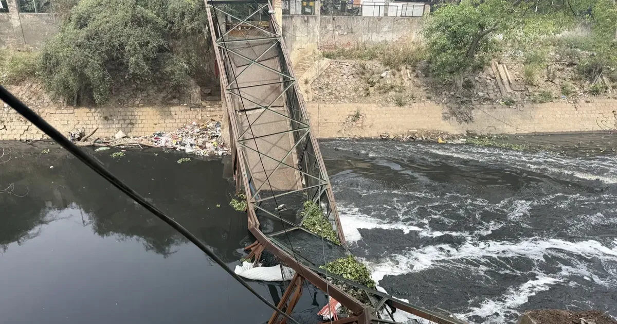 दिल्ली के रूप नगर में फुट ओवरब्रिज गिरा, महिला की तलाश में रेस्क्यू ऑपरेशन जारी