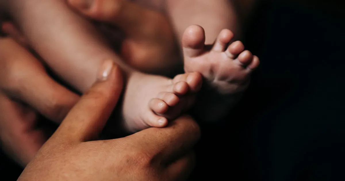 गर्भ में ही आरक्षित, फिर 500 पाउंड में बेचे गए: इंडोनेशिया में बेबी तस्करी गिरोह का भंडाफोड़