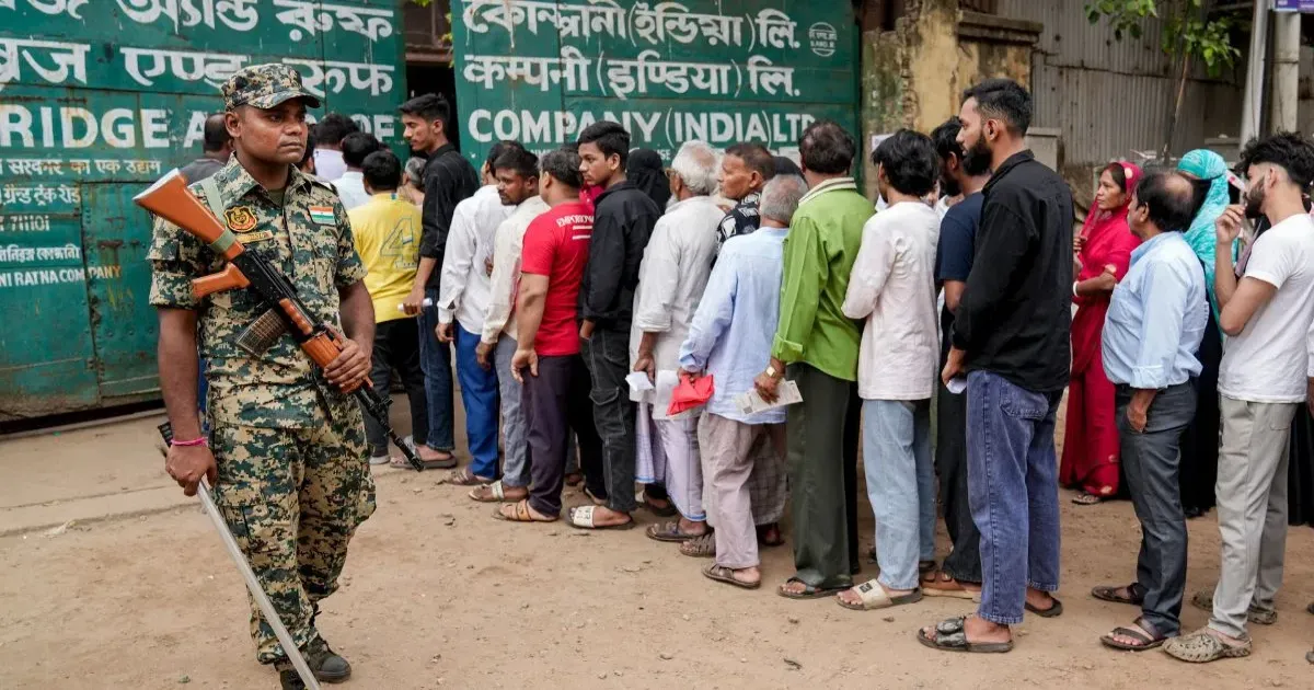 बंगाल चुनाव चरण-2 में 39.97% मतदान, कई इलाकों में पुनर्मतदान की मांग तेज