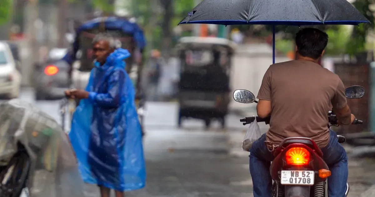 भारत में मानसून की दस्तक: केरल में भारी बारिश, दिल्ली-एनसीआर में ऑरेंज अलर्ट, कई राज्यों में तूफान की चेतावनी