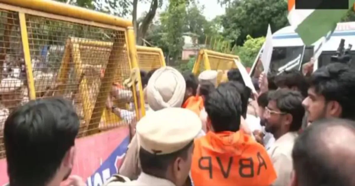 पंजाब पेपर लीक मामले पर बवाल, चंडीगढ़ में ABVP का प्रदर्शन; शिक्षा मंत्री हरजोत सिंह बैंस के इस्तीफे की मांग