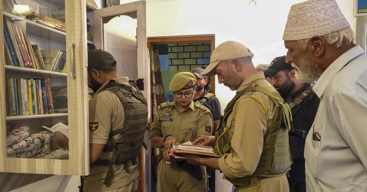 जम्मू-कश्मीर के सोपोर में जमात-ए-इस्लामी से जुड़े यूएपीए मामले में पुलिस की कई ठिकानों पर छापेमारी