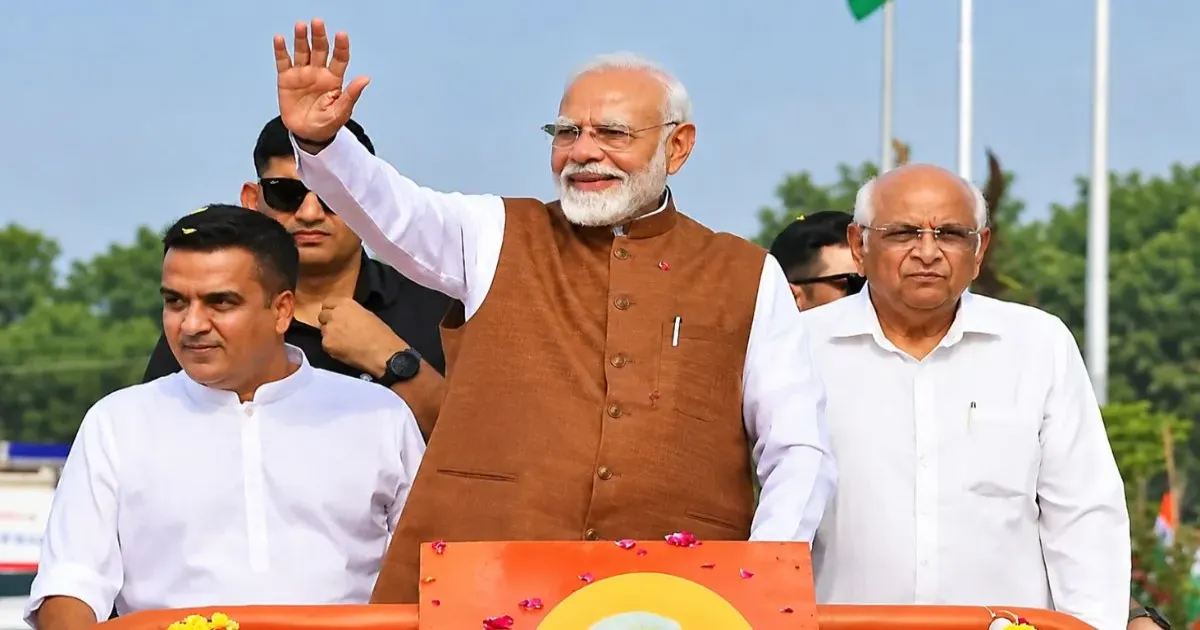 गुजरात में पीएम मोदी का रोड शो, बनासकांठा में 14 हजार करोड़ रुपये से अधिक की परियोजनाओं की देंगे सौगात