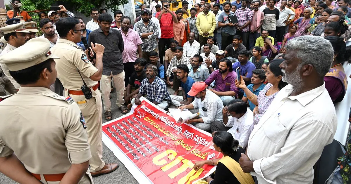ऑपरेशन लंग्स: प्रभावित सड़क विक्रेता विशाखापत्तनम में विधायक के घर पर प्रदर्शन