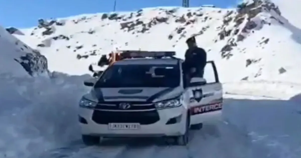 रील बनाने के लिए पुलिस वाहन का दुरुपयोग: जम्मू-कश्मीर में ट्रैफिक सब-इंस्पेक्टर निलंबित