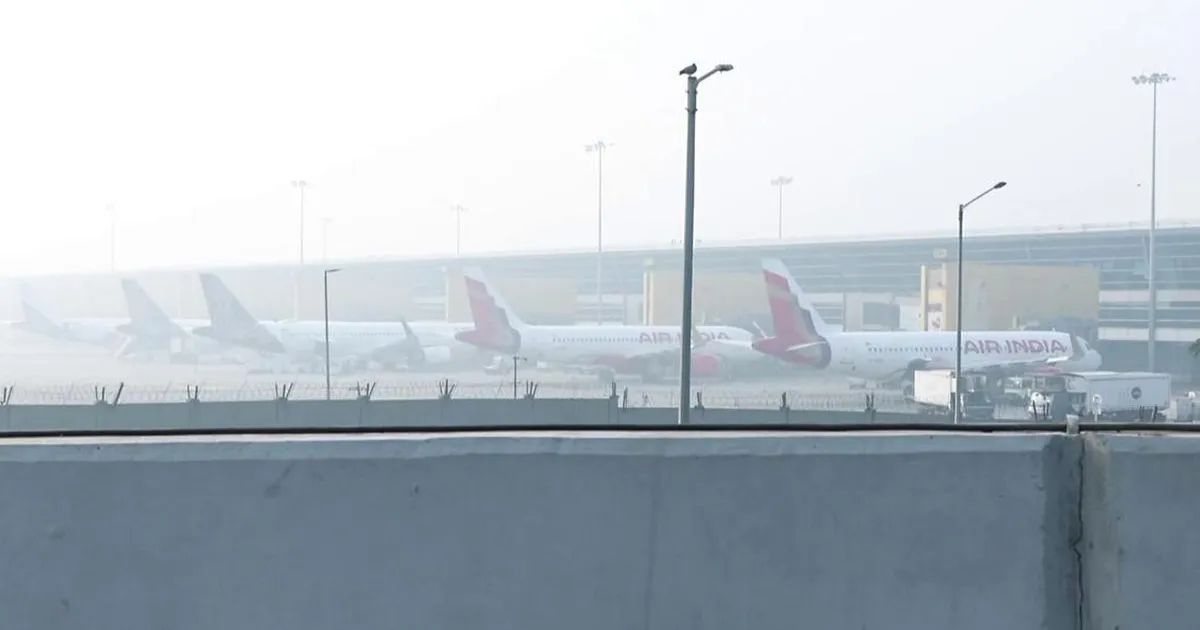 घने कोहरे से दिल्ली एयरपोर्ट पर हड़कंप, 128 उड़ानें रद्द, 8 डायवर्ट