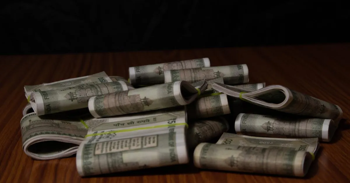 डॉलर के मुकाबले रुपया 8 पैसे गिरकर 90.98 पर पहुंचा