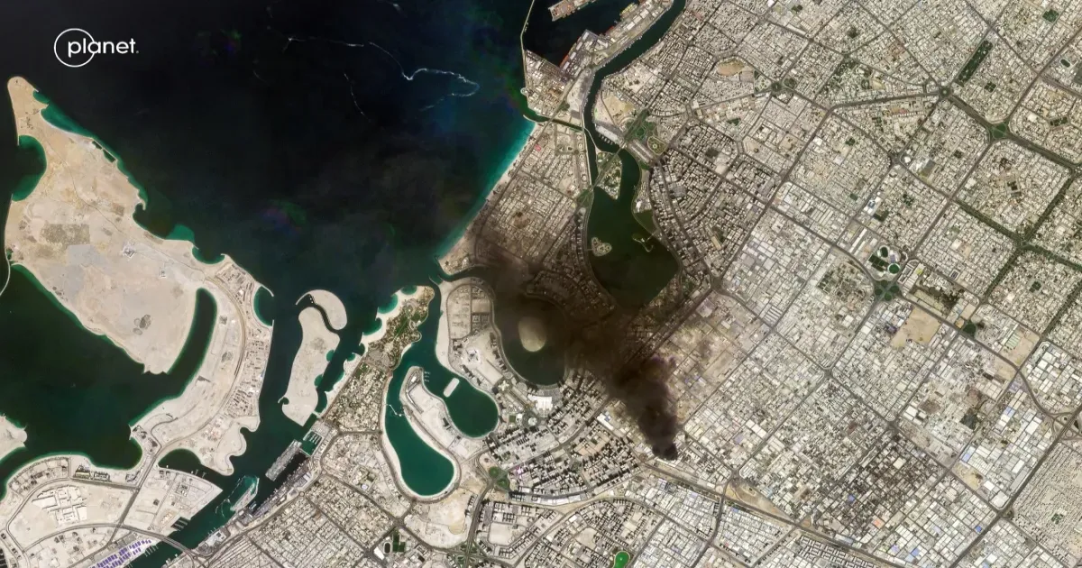 दुबई में काले धुएं का गुब्बार, ईरान के हमलों के बाद तनाव बढ़ा