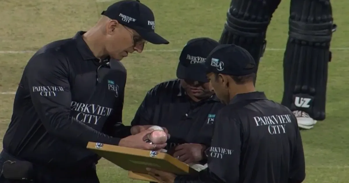 PSL 2026 के पिंक बॉल विवाद में नया मोड़, पाकिस्तान के पूर्व खिलाड़ी ने मजेदार दुपट्टा पर तंज किया