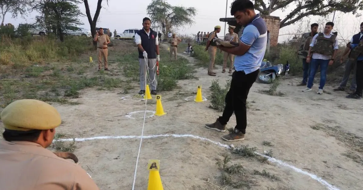 बुलंदशहर मुठभेड़ में ट्रिपल मर्डर का आरोपी ढेर, दो पुलिसकर्मी घायल