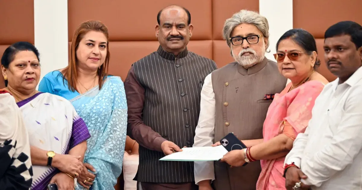 टीएमसी के 20 बागी सांसदों को सुप्रीम कोर्ट का नोटिस, अभिषेक बनर्जी की याचिका पर जल्द फैसला लेने की मांग