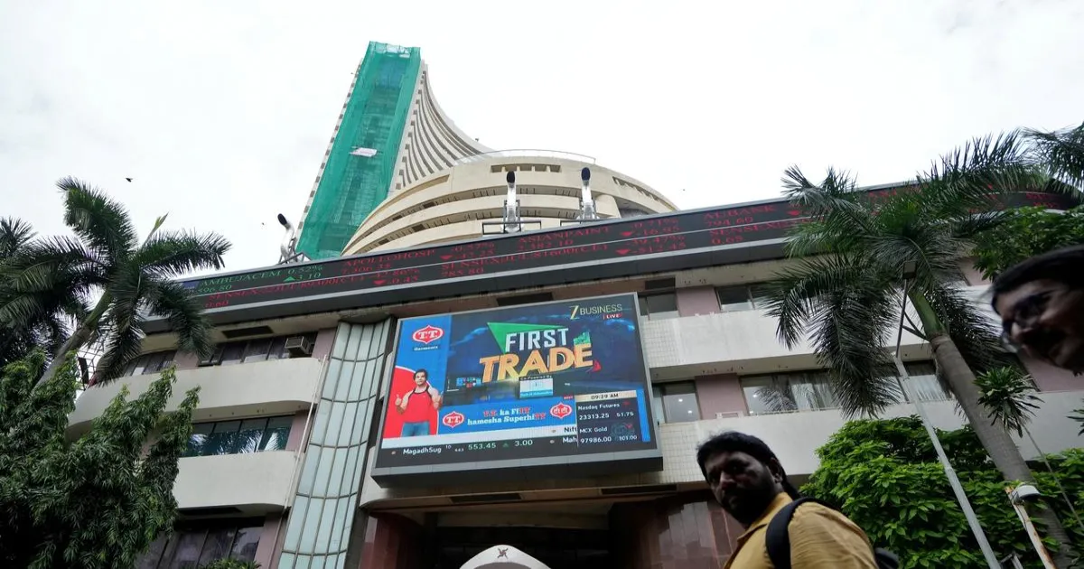 अमेरिकी शुल्क बढ़ोतरी के असर से शुरुआती कारोबार में बाजारों में गिरावट