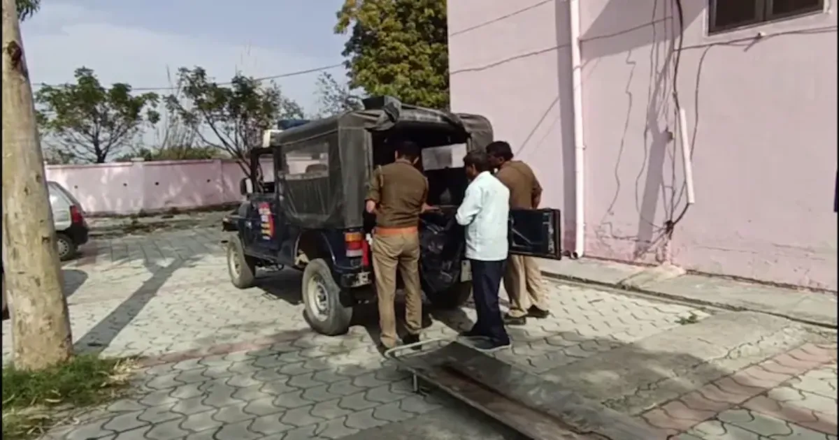उत्तर प्रदेश में पति पर पत्नी की हत्या का आरोप, वारदात के बाद थाने पहुंचकर किया सरेंडर