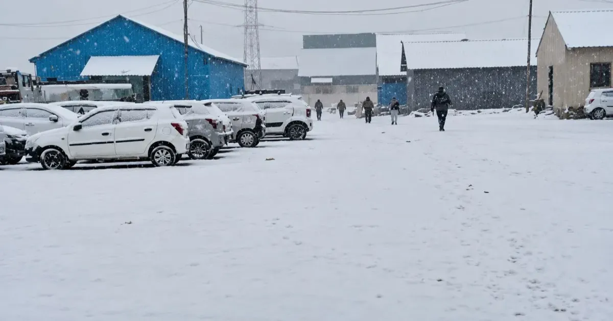 कश्मीर और लद्दाख के ऊंचाई वाले इलाकों में बर्फबारी, द्रास और जोजिला दर्रा बर्फ की सफेद चादर से ढके