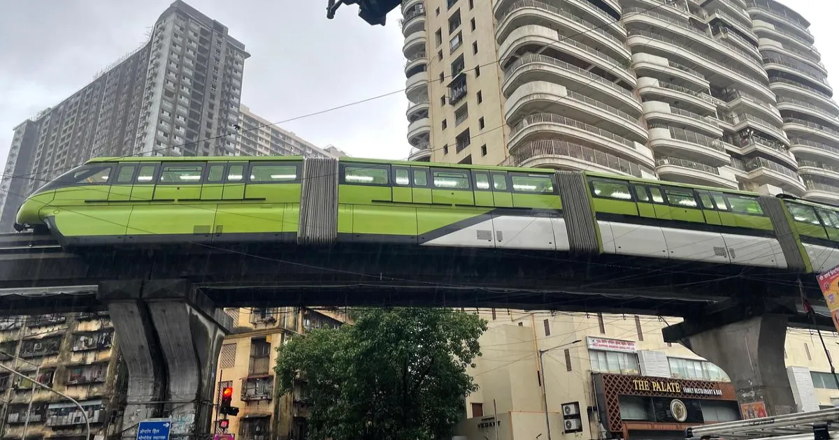 तकनीकी खराबी से मुंबई में मोनोरेल बीच ट्रैक पर रुकी, 17 यात्री सुरक्षित निकाले गए