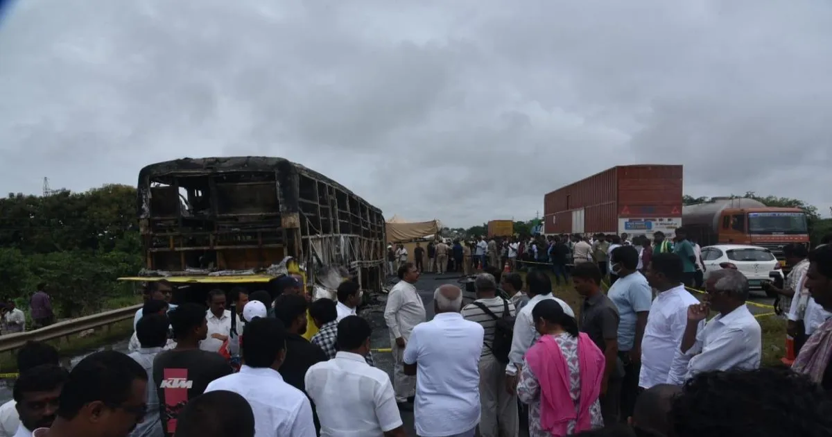 कर्नूल बस हादसा: पीड़ितों के परिजनों के लिए तेलंगाना सरकार ने जारी की हेल्पलाइन