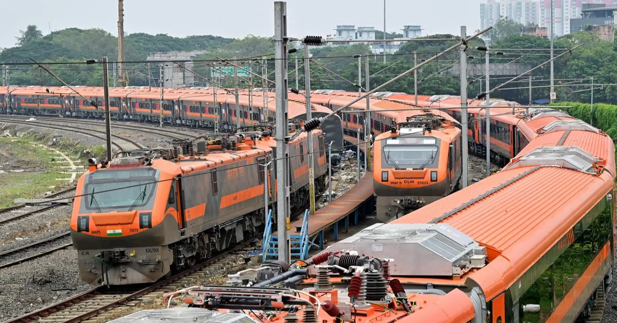 ट्रेन किराए में बढ़ोतरी: साधारण श्रेणी में 215 किमी के बाद 1 पैसा/किमी, अन्य श्रेणियों में 2 पैसे/किमी बढ़े